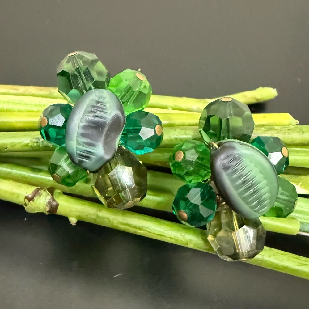 Vintage HATTIE CARNEGIE Green Multi Gold-tone Cluster Beads Clip On Earrings 26g